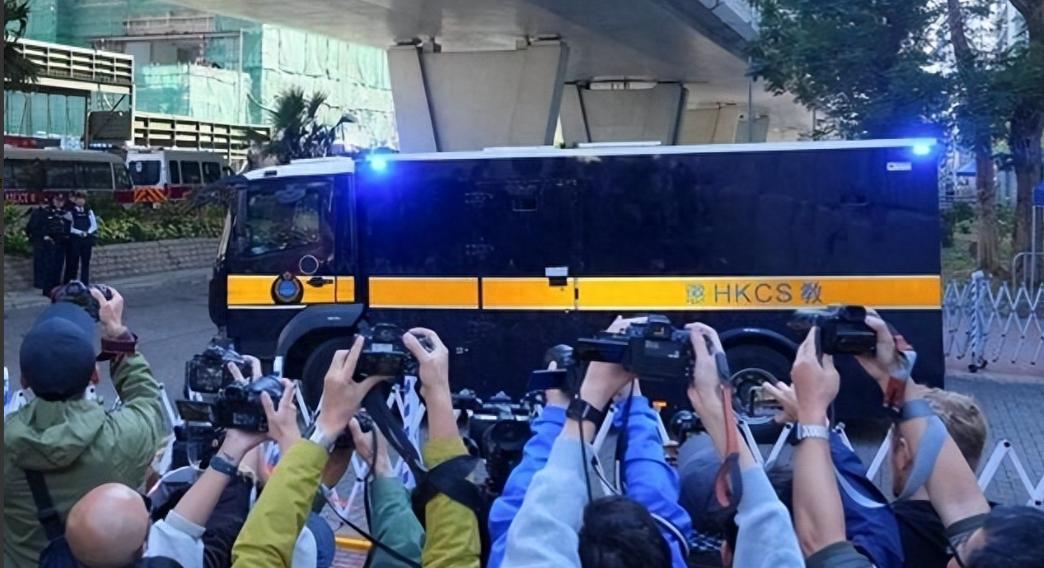 /笑不活！英国首相双面操作翻车，拿黎智英当筹码访华？中国一句话怼死！一边放狠