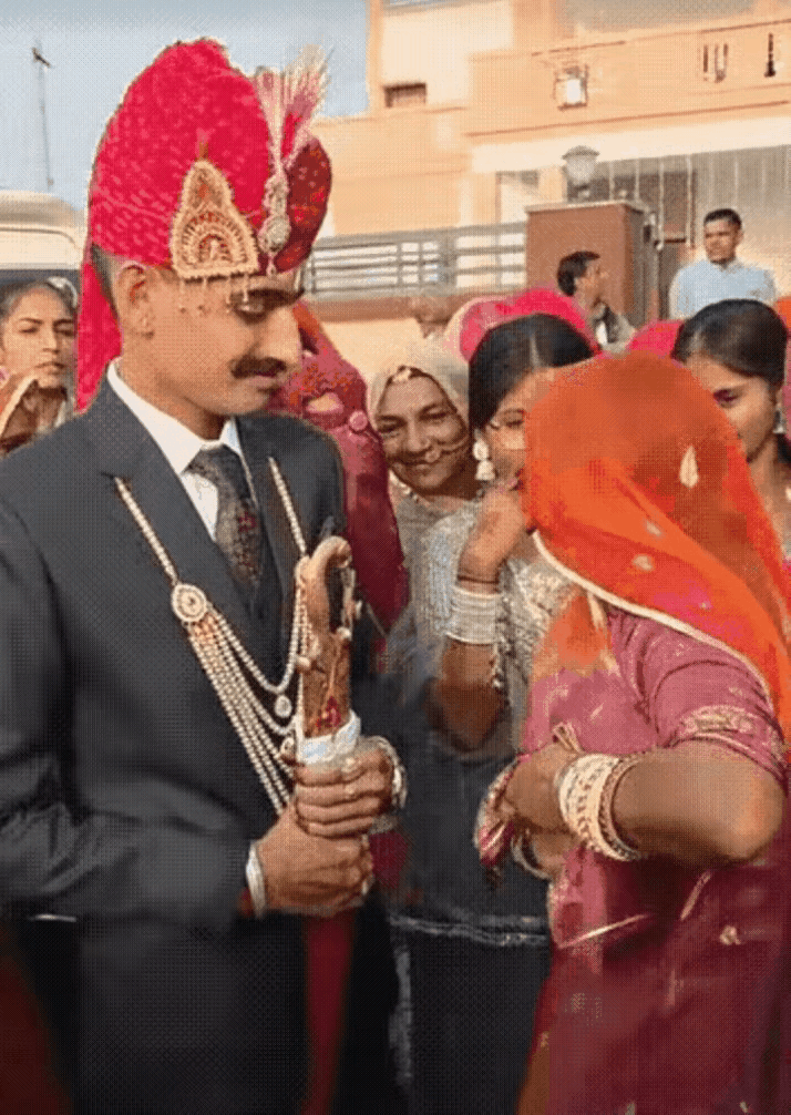 印度真的是一个奇葩的国度，女儿结婚女婿要吸丈母娘的奶，一个不行还得是两个。起