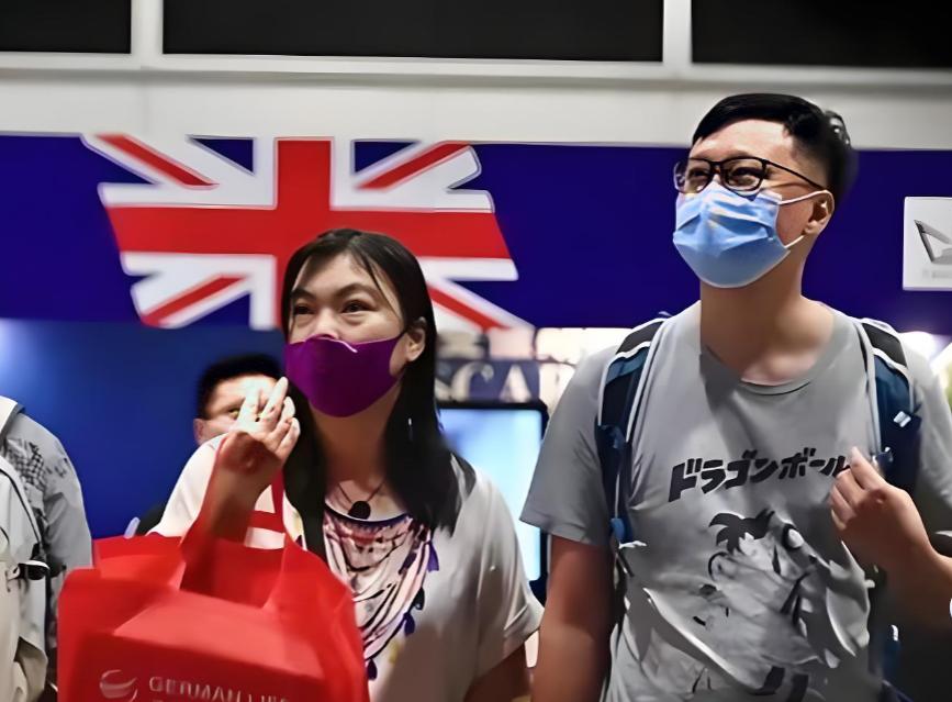 至少又有2万移英港人要回流香港？这个数字背后，是无数港人在英国经历现实落