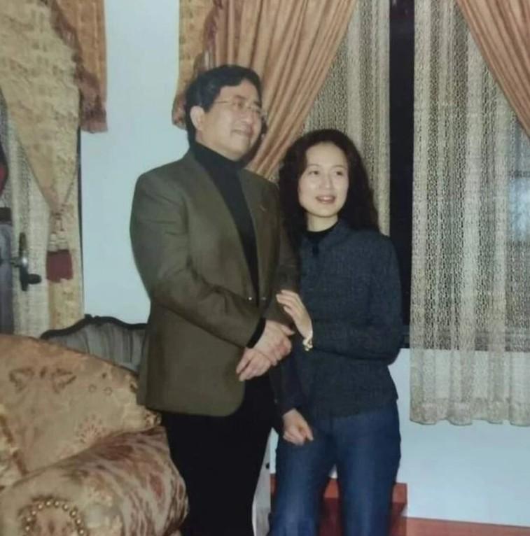 九十年代老照片定格了当年的瞬间。马兰清丽动人，余秋雨沉静儒雅。一位戏曲名角，一位