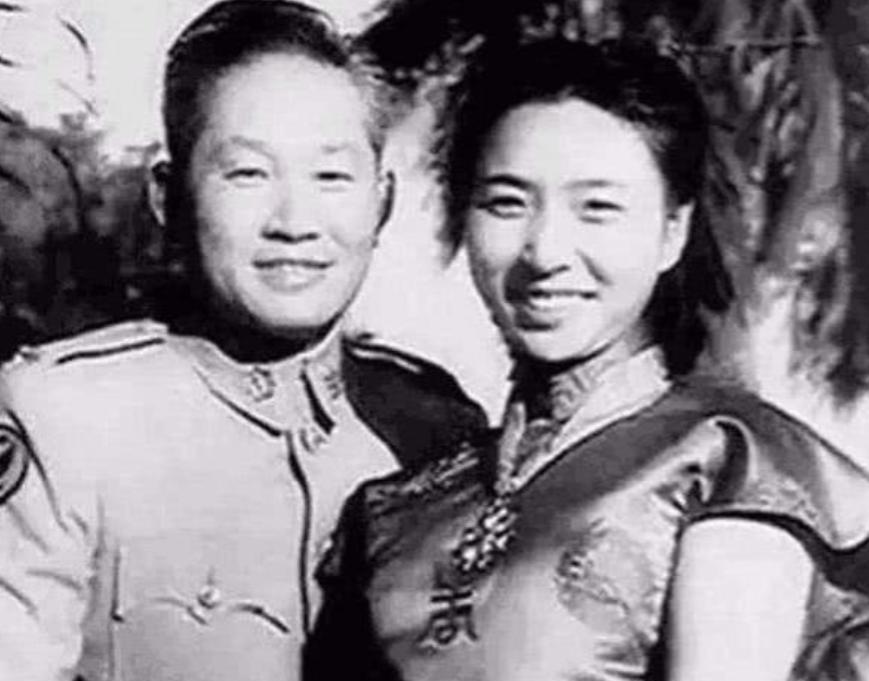 1951年，孙立人脱了衣服上床睡觉，习惯性地搂住老婆，却发现手感不对劲，他一怔，