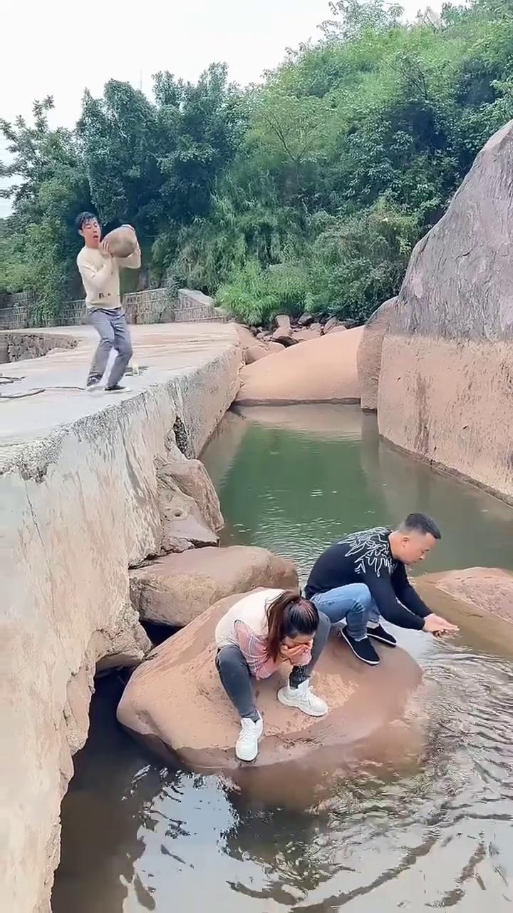 清凉一夏。与爱人一起探寻山间溪流。