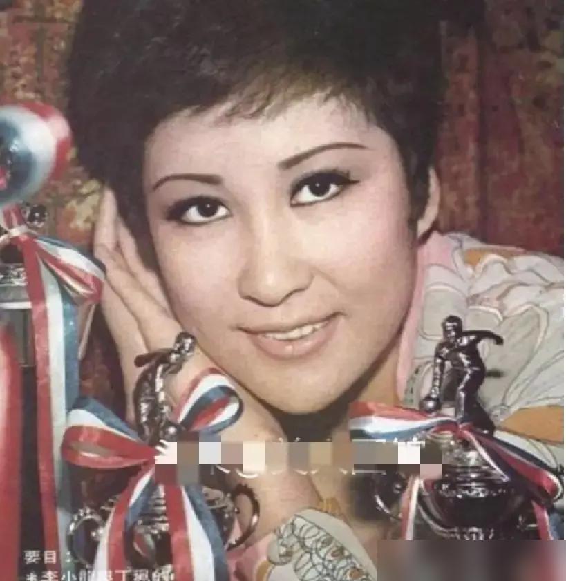 养了45年的继女，竟然在节目上公开指控我用烟头烫她？鲁豫的导演当着镜头直接怼