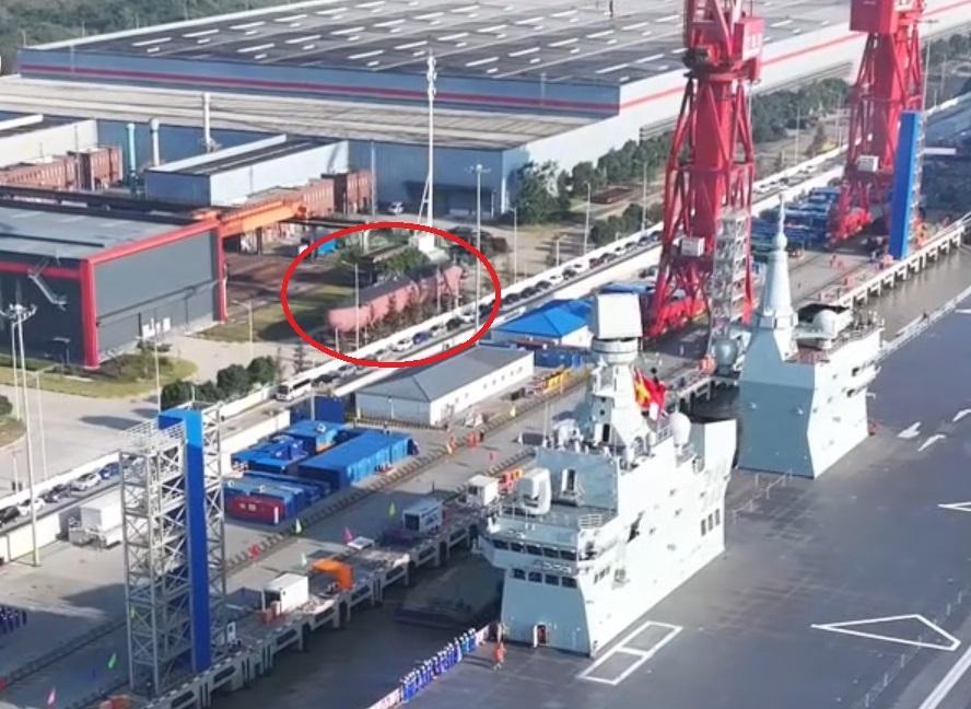 076“四川舰”出海进行首次海试时，官媒报道画面中的一些小“彩蛋”：图1、2：无