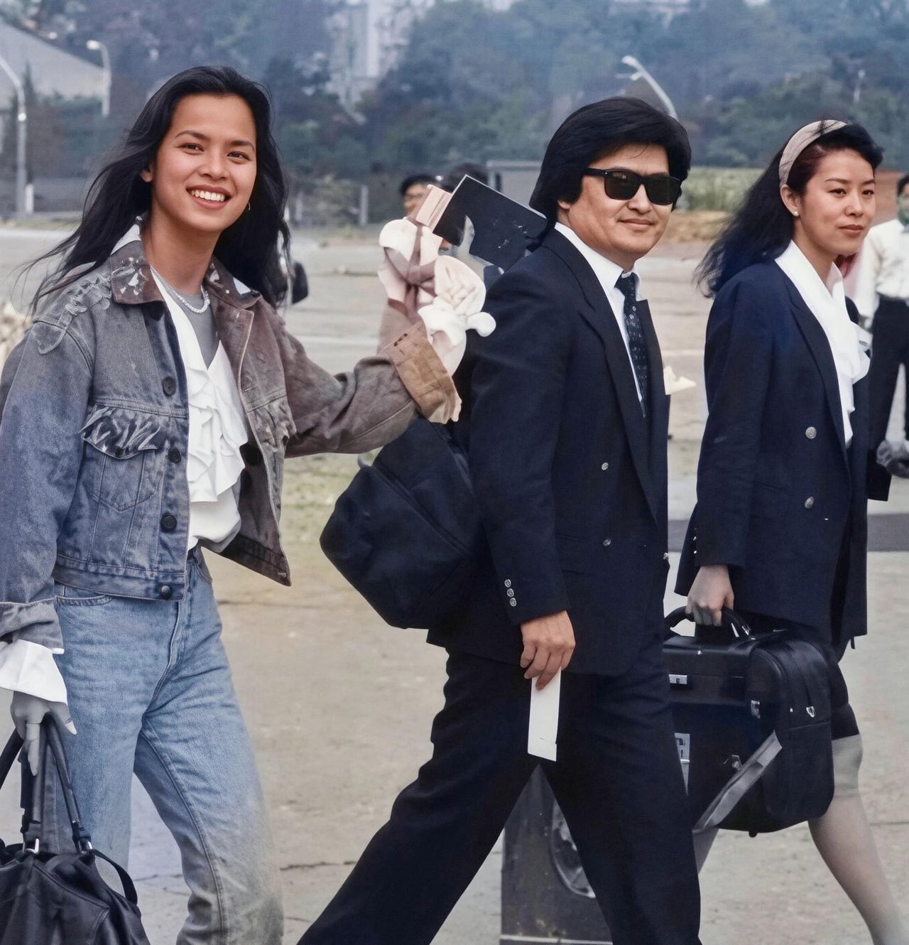 1990年27岁刘欢与韦唯去亚运会场彩排时候，被路人抓拍，两位明星都意气风发，那
