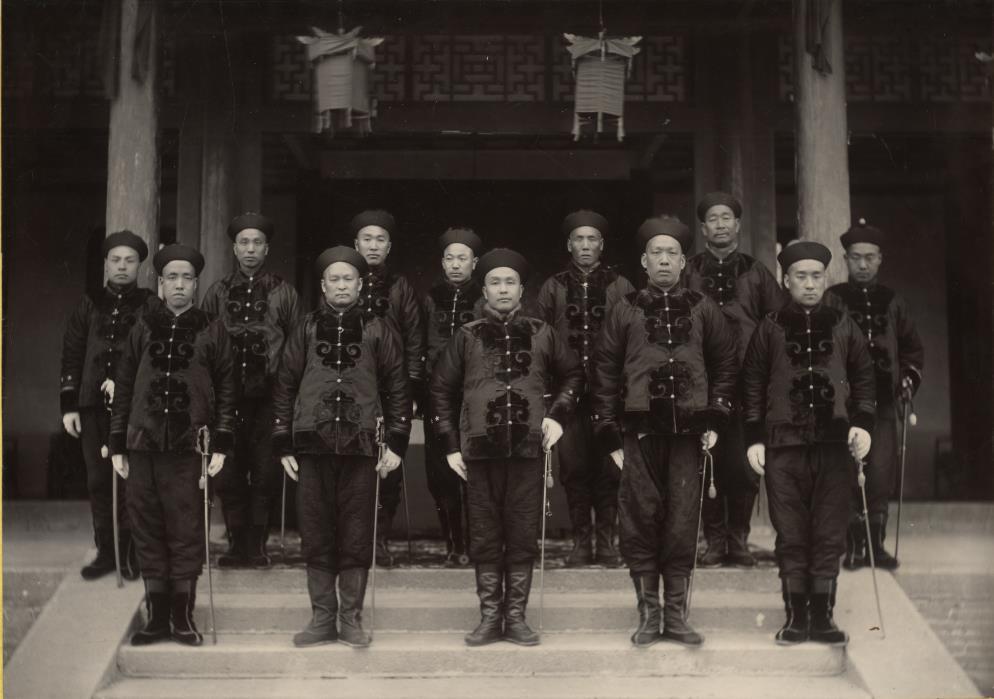 清末新军“保定陆军第一镇”的中高级军官集体照，军官们身着的新军常服，取代了旧