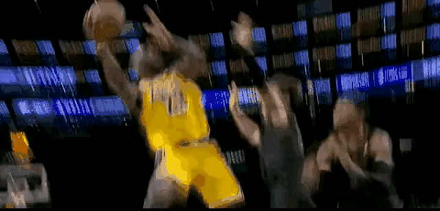 老詹上演驴打滚，我还以为在翻筋斗呢！[笑着哭]