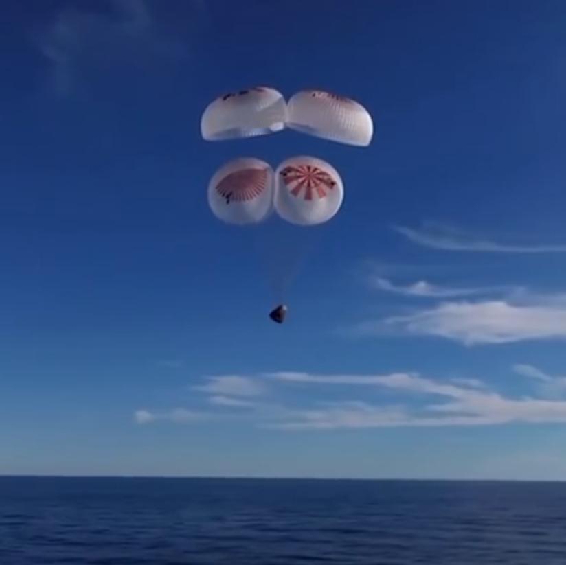 滞留太空9个月的玄冥二老终于溅落地球，然而我发现两点不同。第一，中国的飞船每次