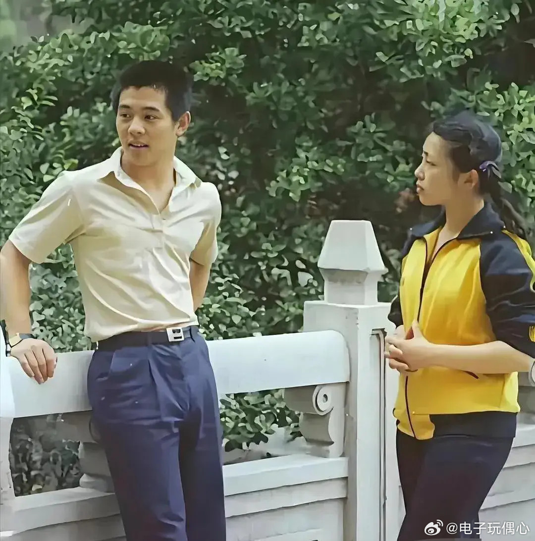 昔日李连杰和黄秋燕在北京合影，李连杰初出茅庐，真的阳光帅气