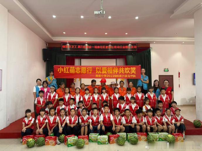 台州路桥萌娃志愿者为环卫工人送上夏日清凉当南官小学的“小红萌”们踮起脚尖，把西