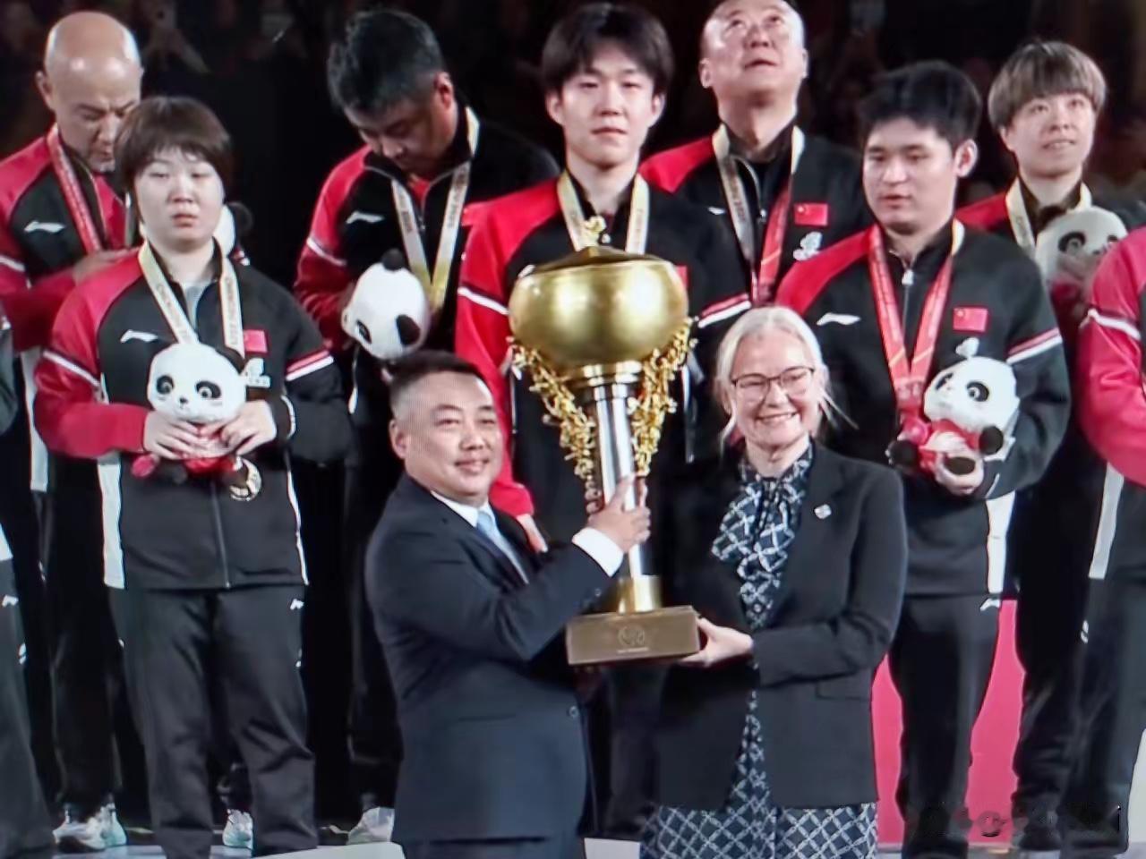混团颁奖时：有3个细节“特别有意思”！第一个细节：日乒女队主教练中泽锐