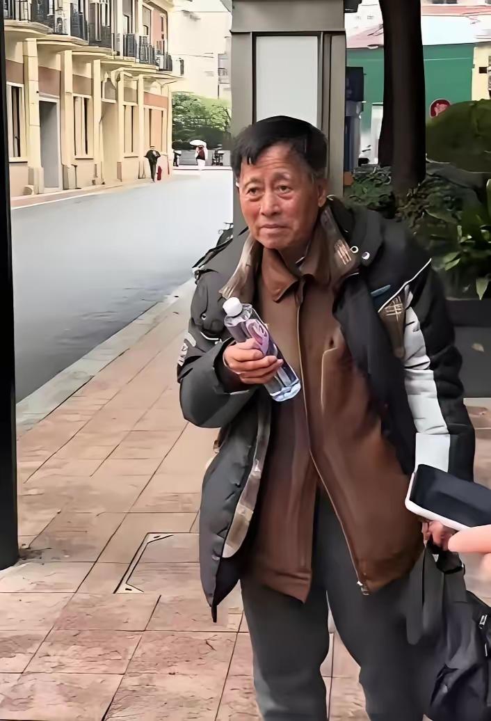 上海建工爷叔的股票被套了10年。他说，初次被套是没有经验。现在不了，只要股票上