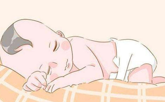 一女子生了一个男孩，6斤6两，生下来全家人都很高兴，产房外的丈夫举着手机给亲朋好