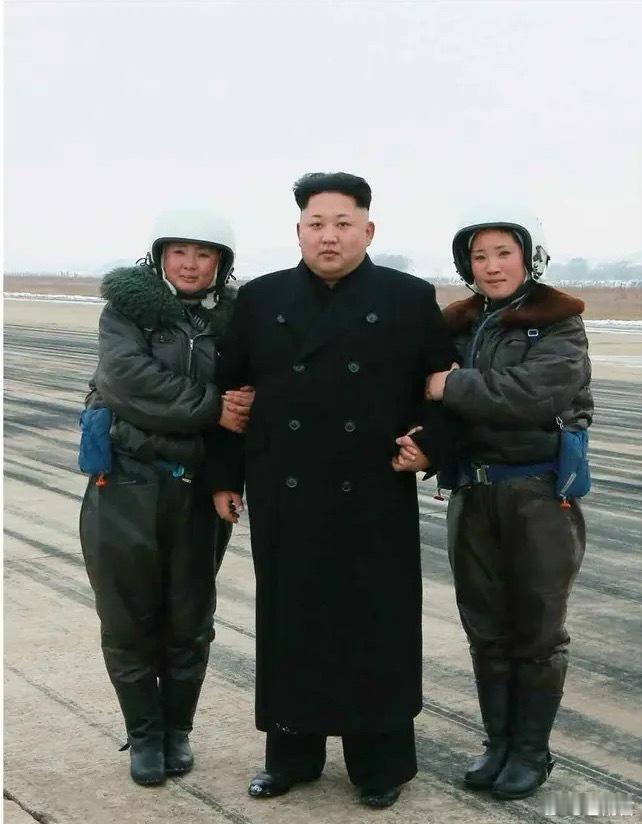 金正恩与2名女飞行员握手鼓励11月28日朝鲜隆重举行朝鲜人民军空军成立80周年纪