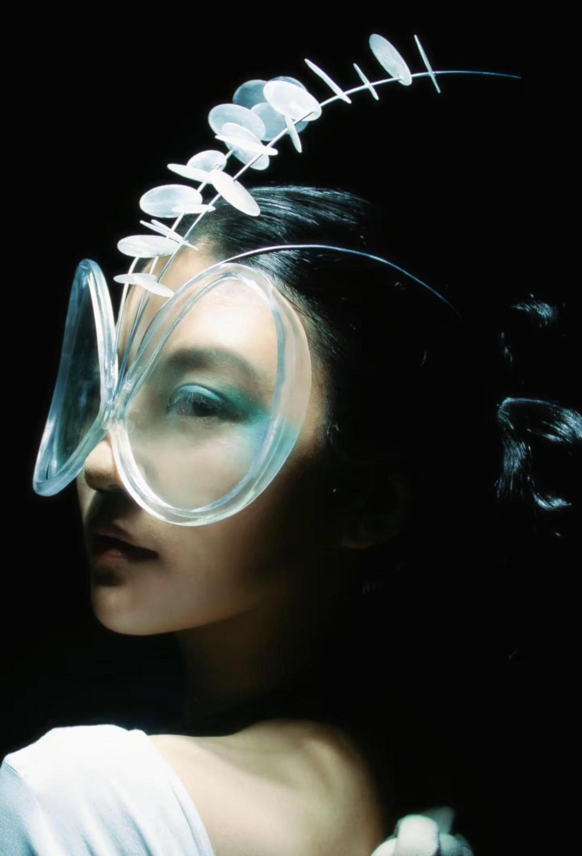 人类走路，曾经要几个月才能走完的路，现在坐飞机一天就到了。这速度，简直比光速还