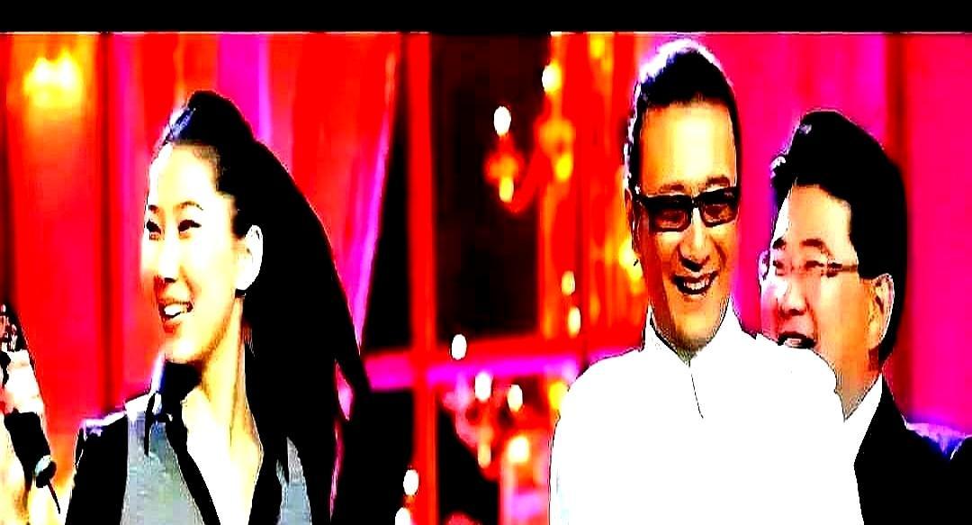 前夫给前妻的现任丈夫敬酒，儿子谢霆锋在旁边拍手叫好。88岁的谢贤，扎着小辫