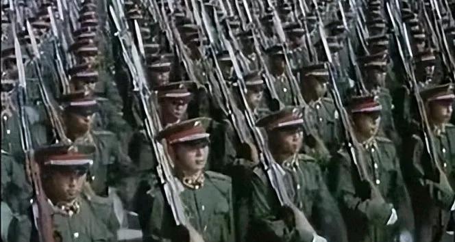关于9.3阅兵能不能再现84阅兵“三步劈枪”的雄姿和能不能让老特也来参加的2个想