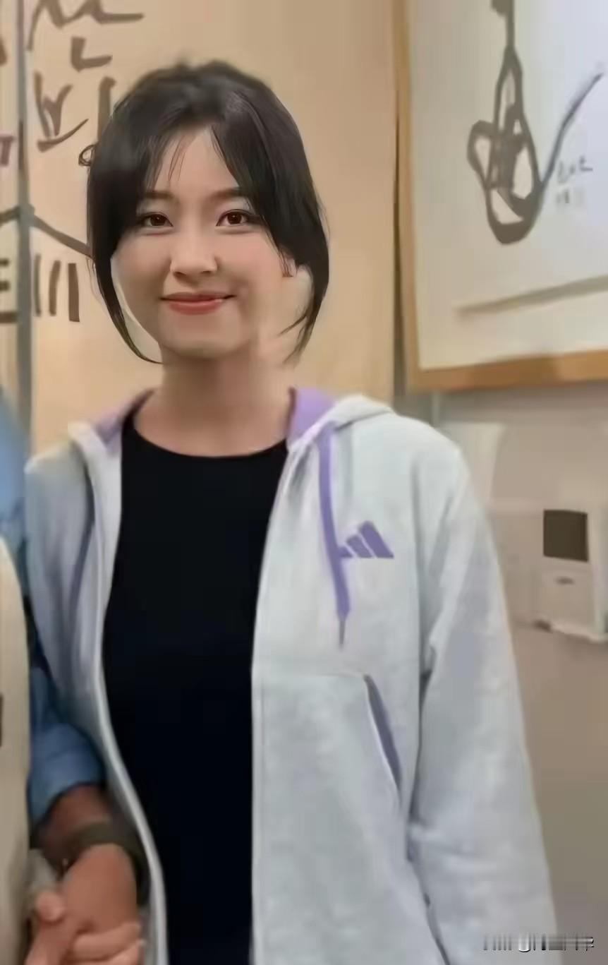 一个25岁的女孩，自己走进了一个男人的家。监控里没有拉扯，没有挣扎，她是自愿的，
