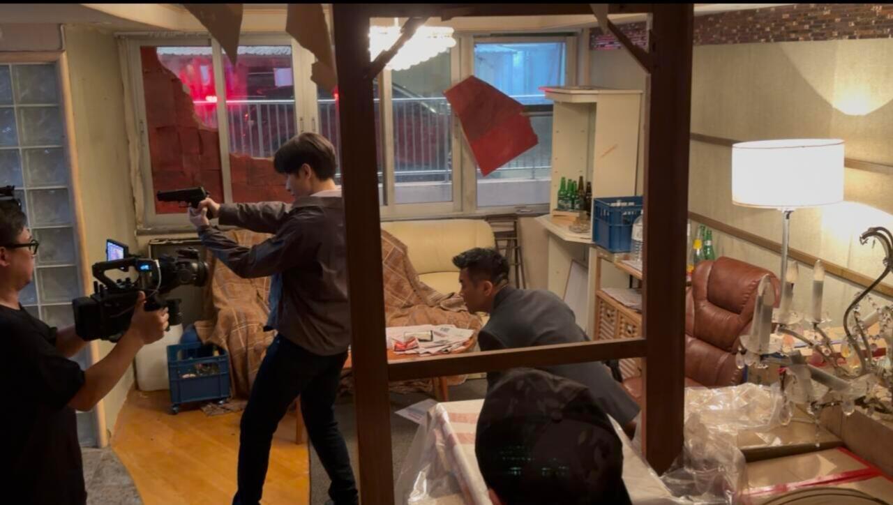 林彦廷上班的第二天！专注工作的成毅哥哥好man啊天啊谁懂这个感觉，感觉这个剧组每
