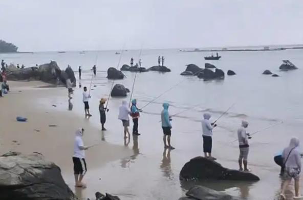 活不起了！9月24日，广东阳江，受台风影响，当地海产养殖户的网箱被吹翻、打烂，