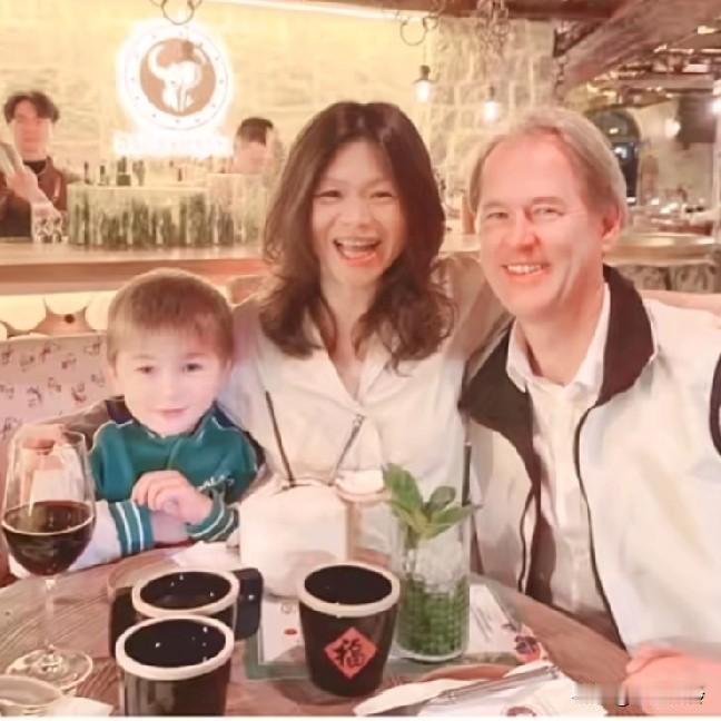 谢女士的空间照比球场照漂亮，她老公可能要受影响，各种证件都是她自己晒的，要凉凉了