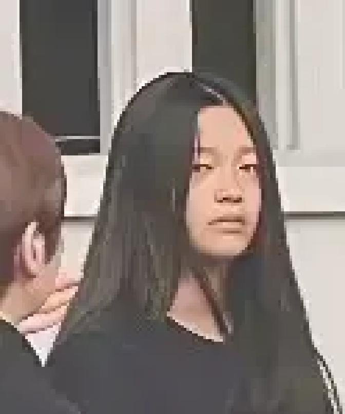 小玥儿被拍到在公益活动上板着脸，镜头一对准她就低头。照片一出，全网开始心疼，