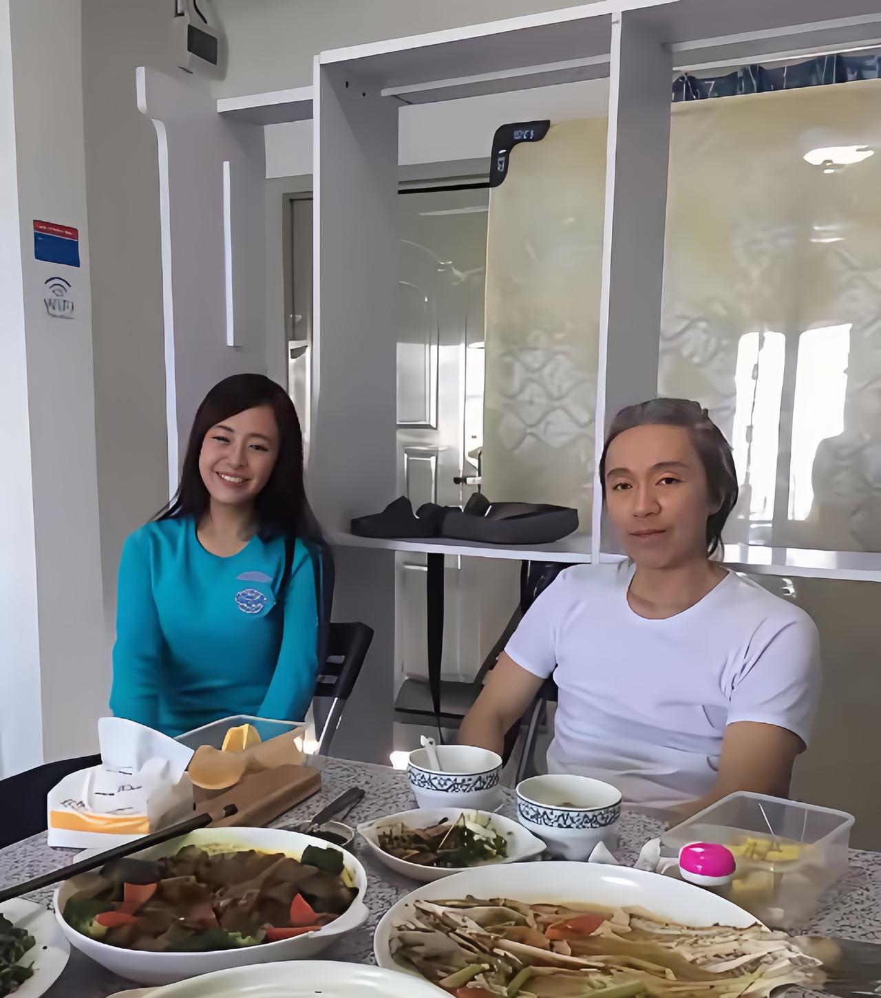 周星驰6月22日，才过了他的63岁生日，近几年他的头发已经花白了。“星爷”自从