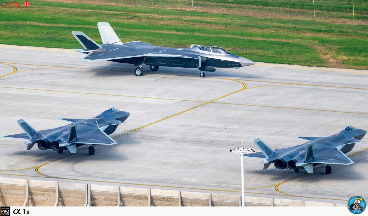 歼-20、歼-20A和歼-20S三种版本的歼-20战斗机同框