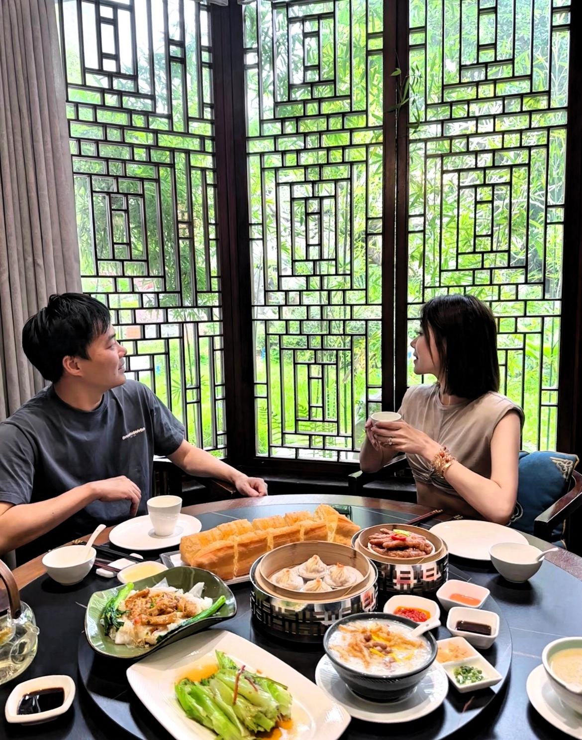 女人要懂的潜规则，男人约女人吃饭，实际上就是想进一步拉近关系，甚至盼着