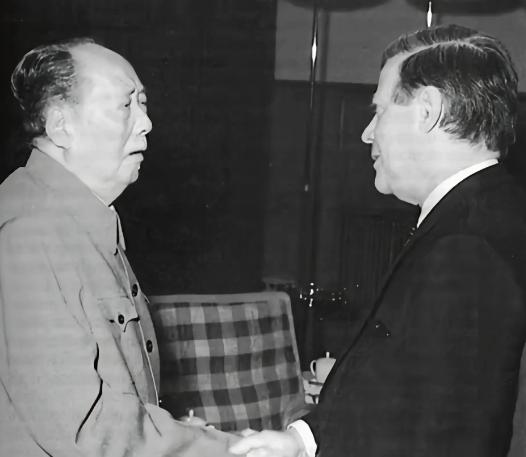 1975年德国总理施密特访华时，给毛主席出了个超刁钻的问题，结果毛主席的回答，直
