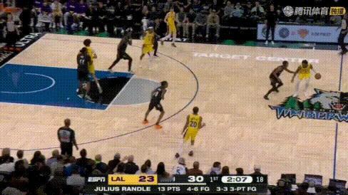 当自己谁？布朗尼失误出界竟摇手指要挑战！才第一节啊，挑战失败了咋办？真当自己是