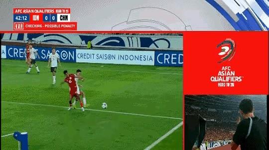杨泽翔啊杨泽翔，但凡有一点智商也不会做出这个动作，为什么在禁区铲球，确切地说是铲