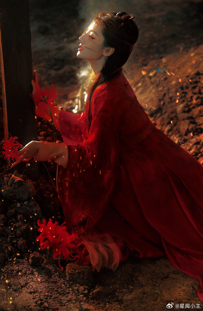 迪丽热巴贺思慕美妆博主时候太惊喜了！热巴亲自为《白日提灯》化鬼王妆，唇边那抹红