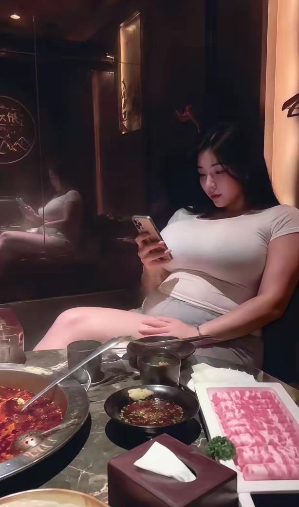终于面基了，只是让人很难镇定下来，也不知道是喜是忧？这身材，这脸带，看得让人压
