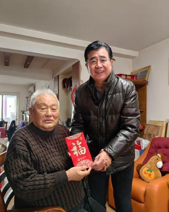 足协看望徐根宝恩师年维泗！并且送了祝福！这也是近几年来首次！可以看出足协没有忘记