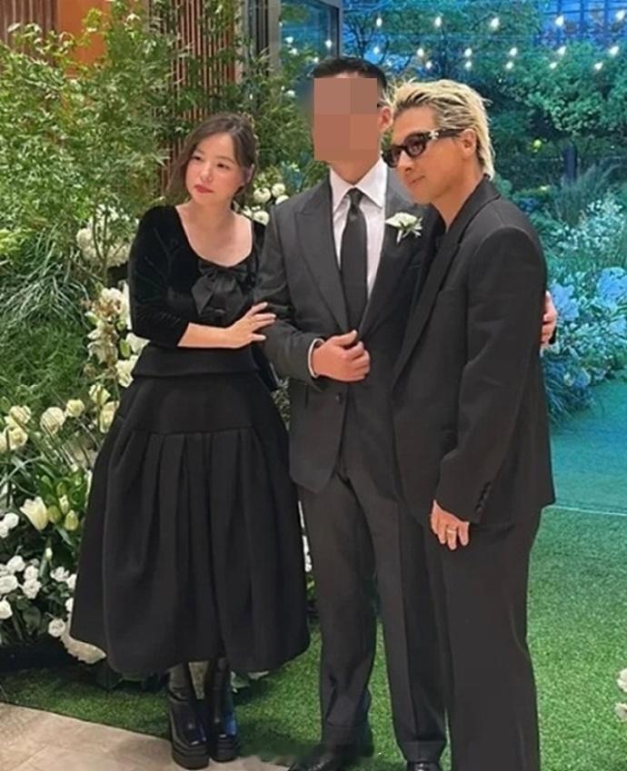 闵孝琳回应近照状态近日，闵孝琳出席婚礼近照引发热议，对此，她晒照回应：“请大家