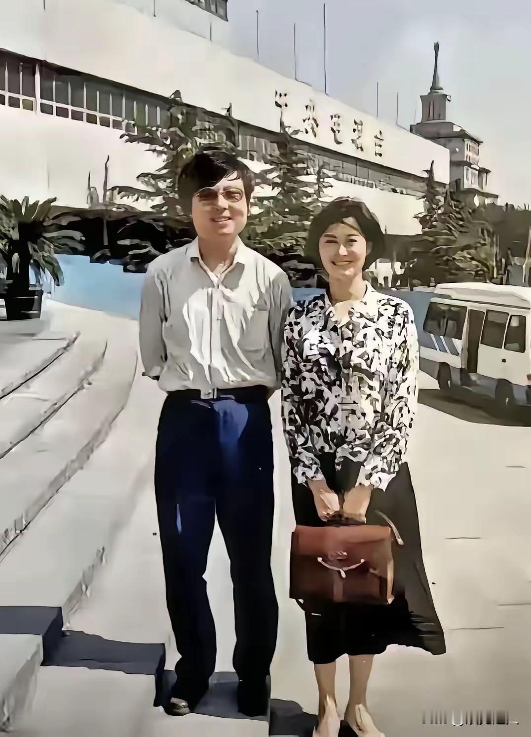 早些年，央视主持人敬一丹和丈夫王梓木的一张同框合影照，现在翻出来看，还是觉得般配