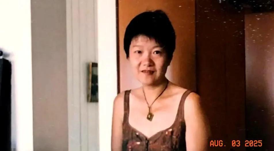 已经64岁，个性实足的洪晃女士，在京郊农村过着隐居的生活院子很宽敞，各种蔬菜瓜果