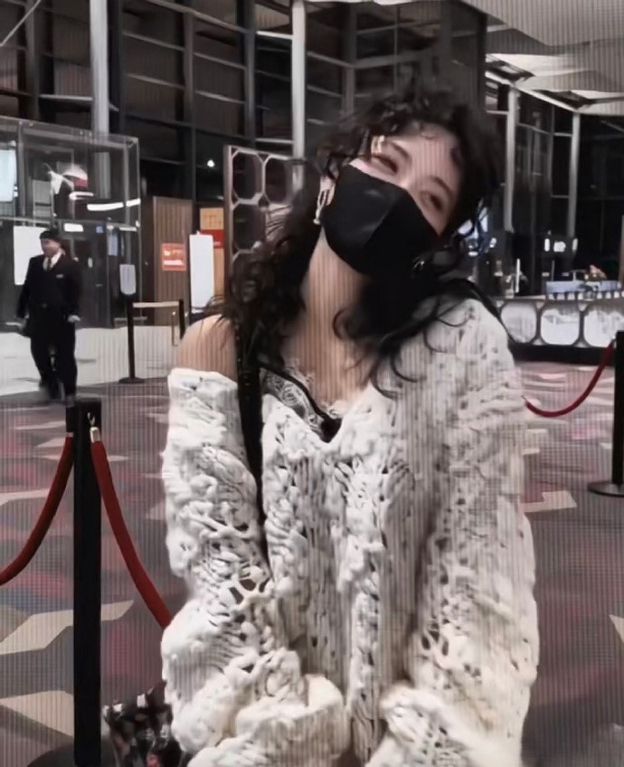 沈月冷脸完全是酷姐来的，厌世感缅因猫咪！太美了！​​​