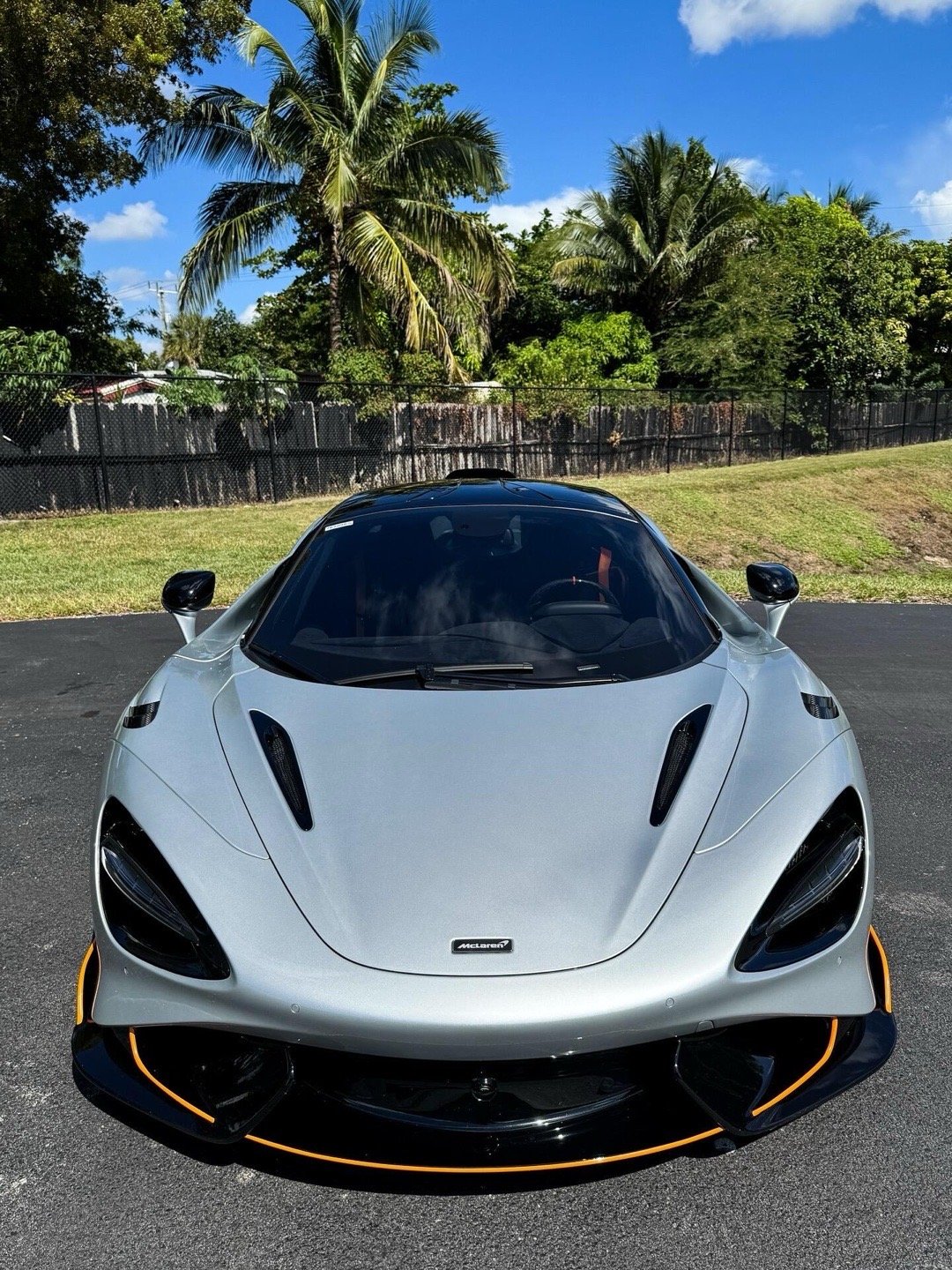 迈凯伦765LT🚗✅优点1.登峰造极的性能数据：搭载4.0升V8双涡轮增压发