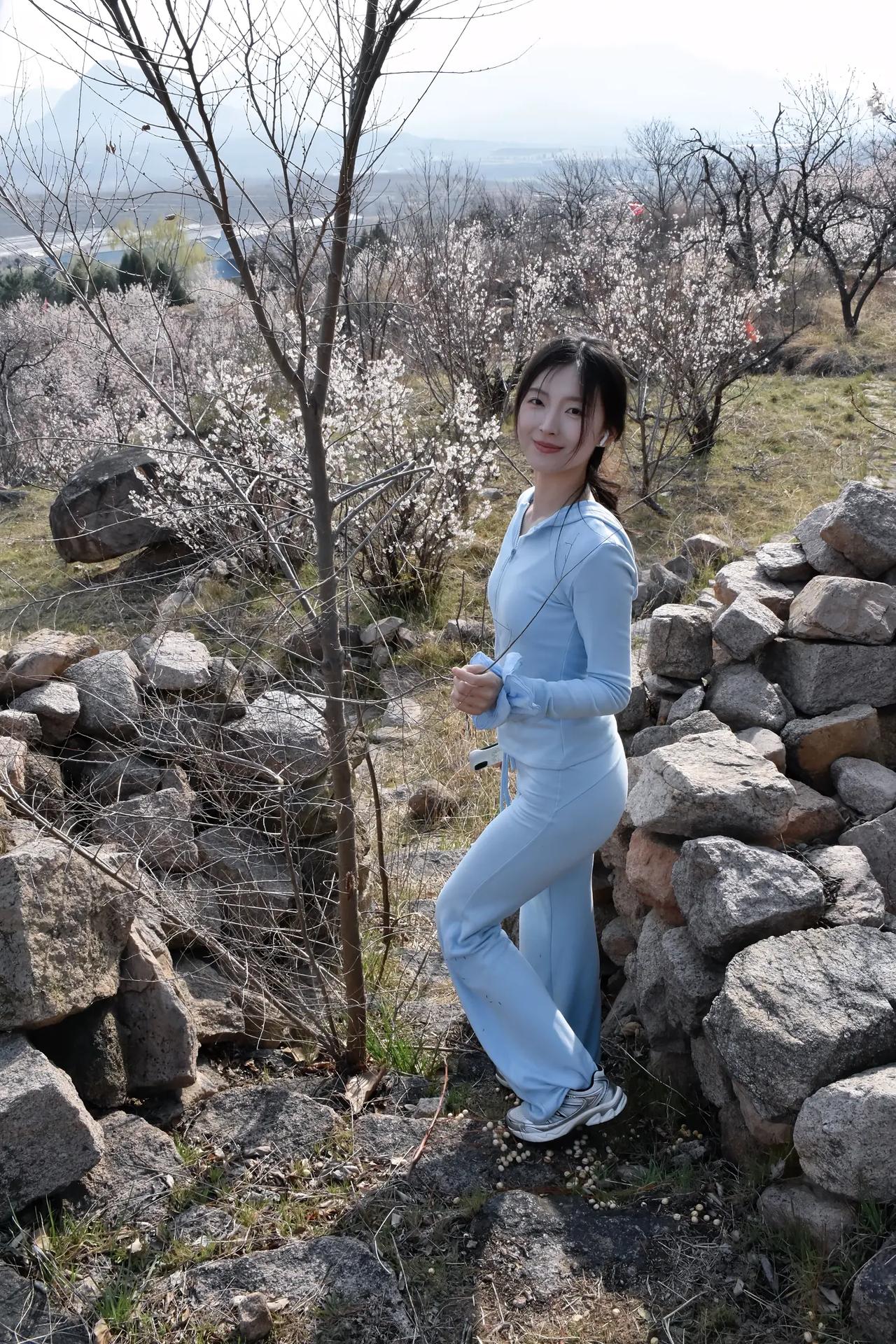 春风拂面笑，花间意自闲。