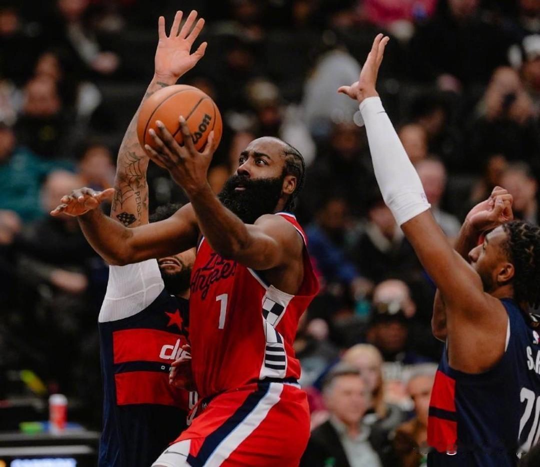 从西部垫底沦为联盟笑柄，到近14战狂揽12胜同期联盟第一，洛杉矶快船的逆袭堪称赛