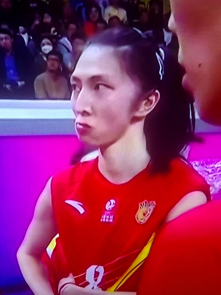 又看到吴梦洁哭了，说真的，有点心疼。这姑娘的眼泪，好像总比别人烫一些。决赛又