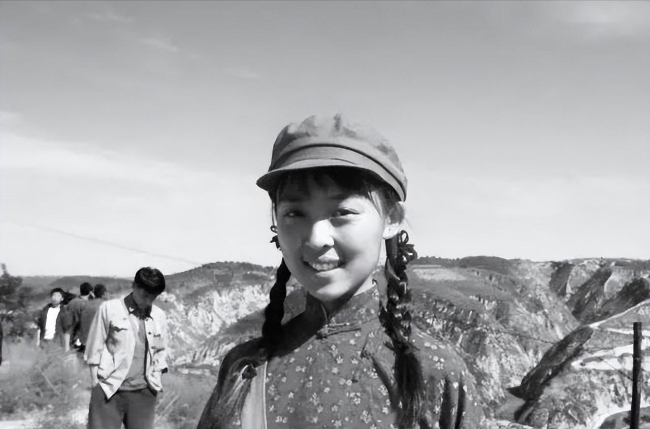 1977年，陕北一名女知青在自己回城前把自己的手表送给一个农民，哭着告诉他：“你