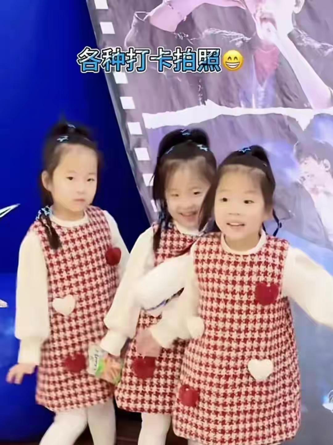 那天刷手机的时候，无意中看到一组狗仔拍到的照片，画面里谢娜和张杰带着三个女儿外出