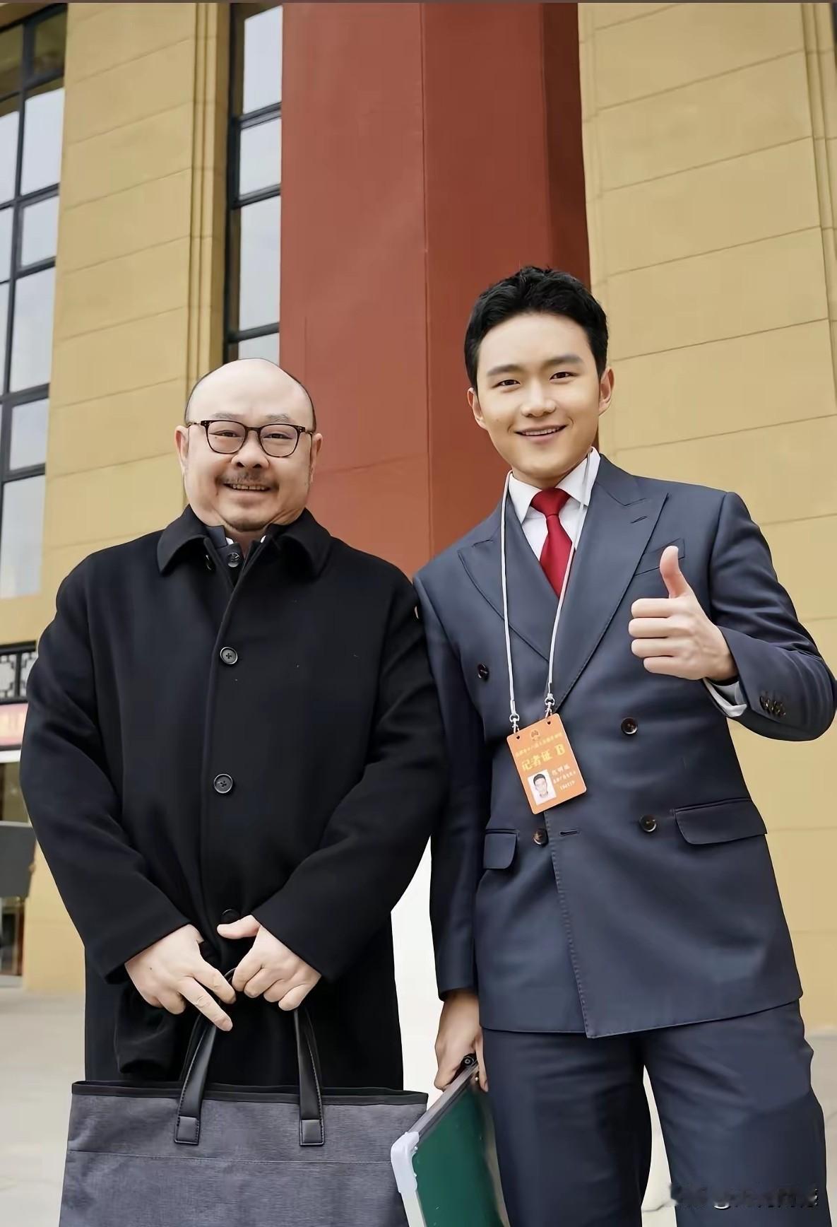 刀郎老师和记者合影留念，这个年轻的记者非常喜欢刀郎老师，在报道成都两会时，有幸遇