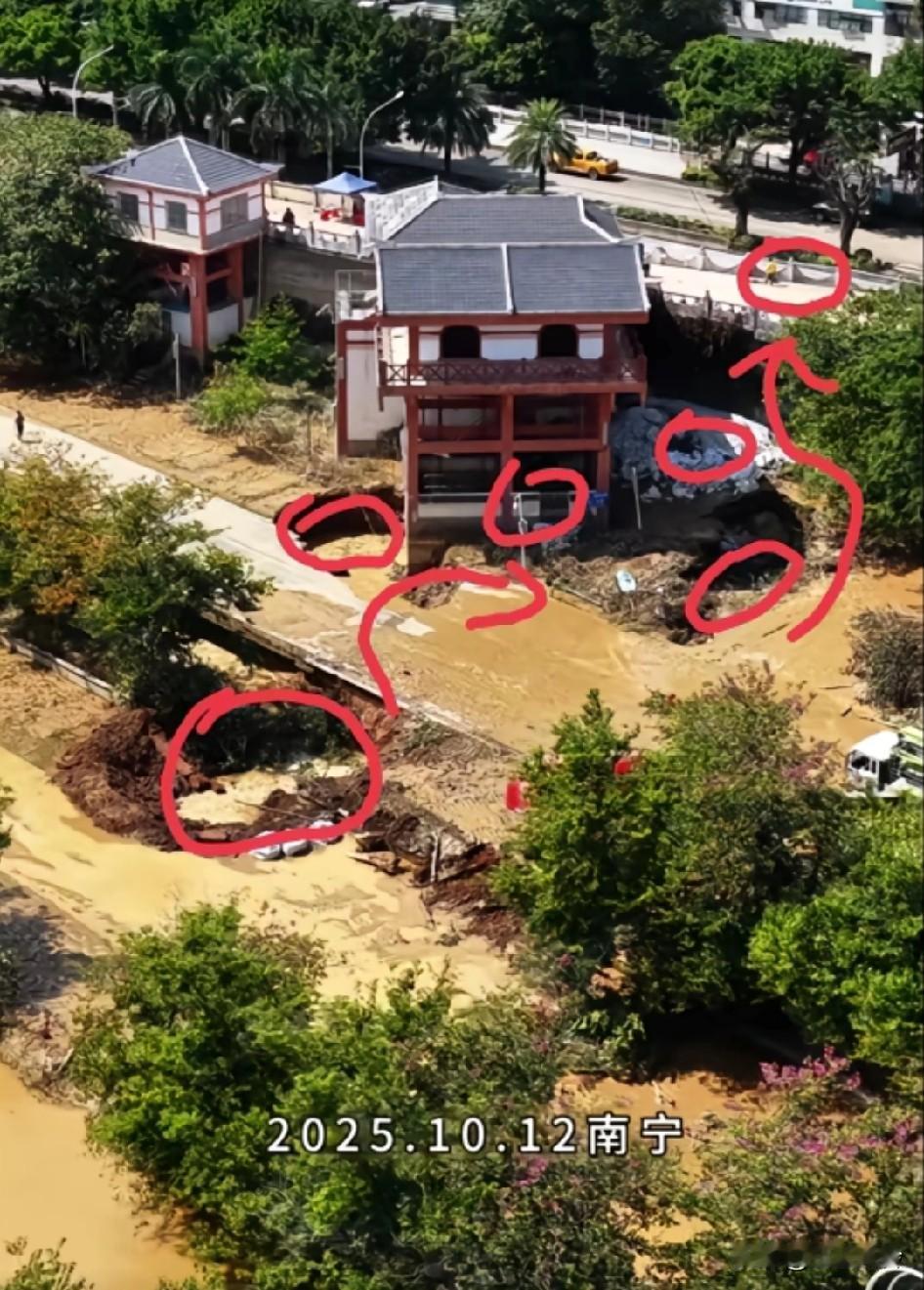 洪水褪去后的北大桥防洪堤管涌现场，这次南宁经历连续两个大台风，持续的高水位冲刷，