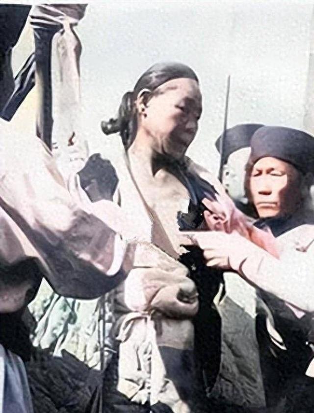 1904年，王维勤因残杀李际昌全家被凌迟处死。行刑前，他被五花大绑于北京菜市口刑