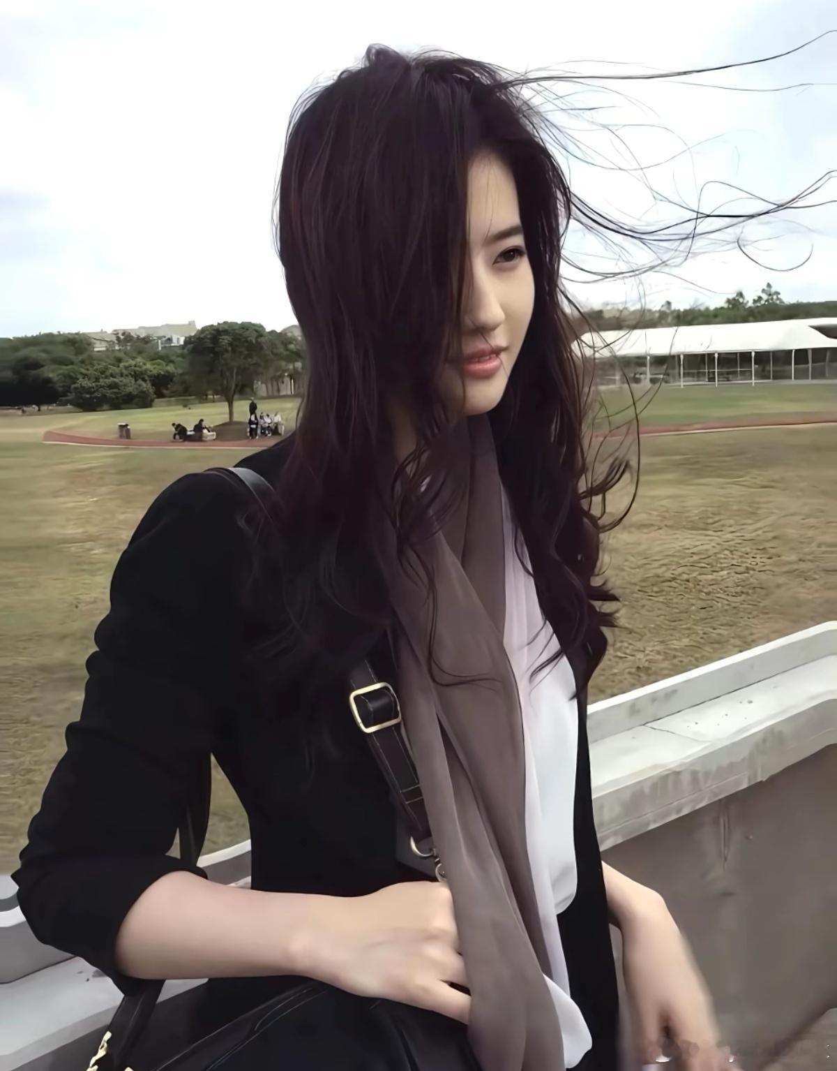 #刘亦菲#世间美人有千万种模样，可刘亦菲始终是很特别的那一个。喜欢看她眉眼舒展的样子，既有清冷出尘的