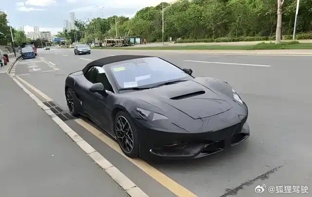 腾势Z双门跑车曝光推硬顶与敞篷版，承概念车设计，内饰运动且科技感拉满，配折叠方向